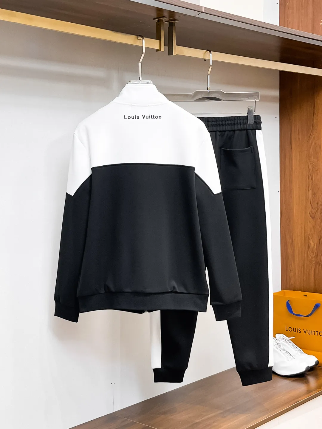 🅿️720 LV 2025 autumn and winter new counter casual suit of the same style, breathable, comfortable and casual! Full of high-end feel! The details are exquisite and high-end, and the workmanship is impeccable! The original high-end fabric is very high-end! The fabric is crisp, anti-wrinkle and wear-resistant, warm, neat and stylish. Everyone must buy a set this autumn and winter. They must look cool and handsome when wearing it. We specially recommend the size M-3XLC30